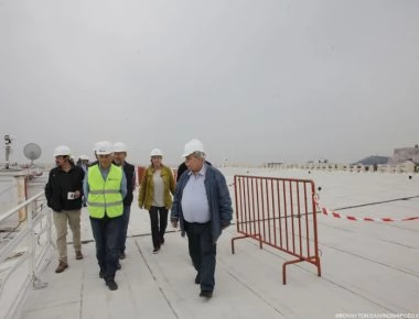 O N.Bούτσης επιθεωρεί με κράνος τις εργασίες στην σκεπή της Βουλής (φωτό)